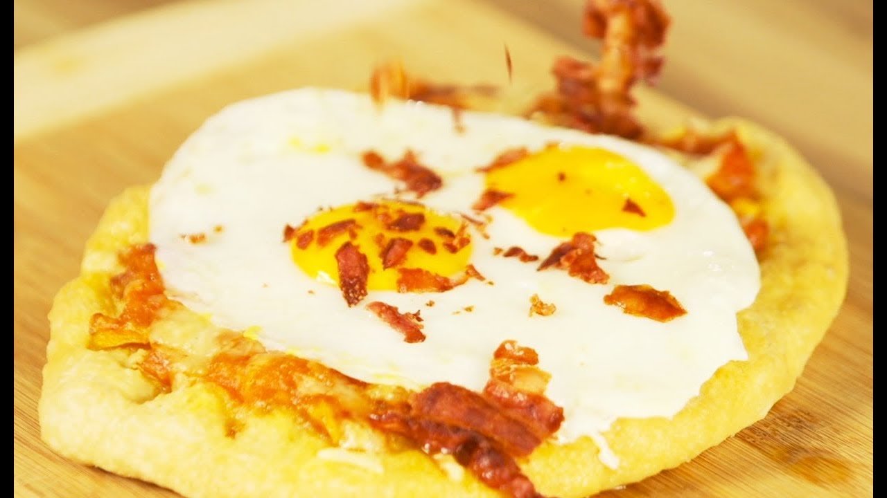 Receta de Pizza con panceta y huevos revueltos