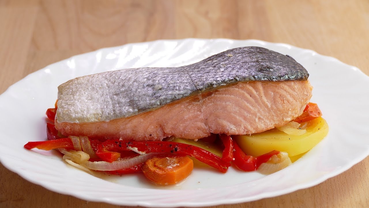 Receta de Salmón al horno con verduras y gambas