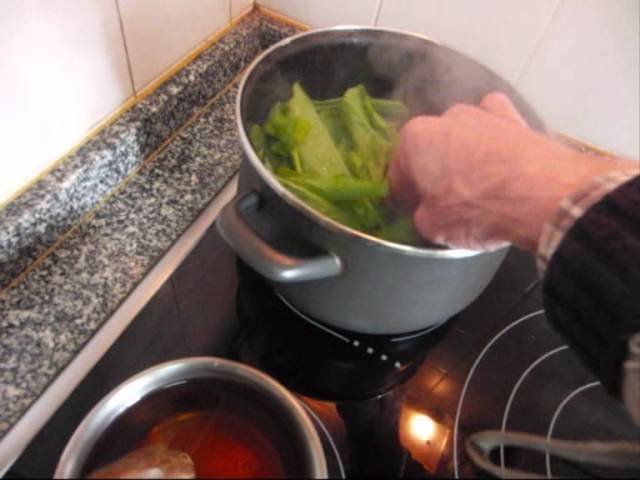Receta de Tortilla de grelos con patatas y chorizo