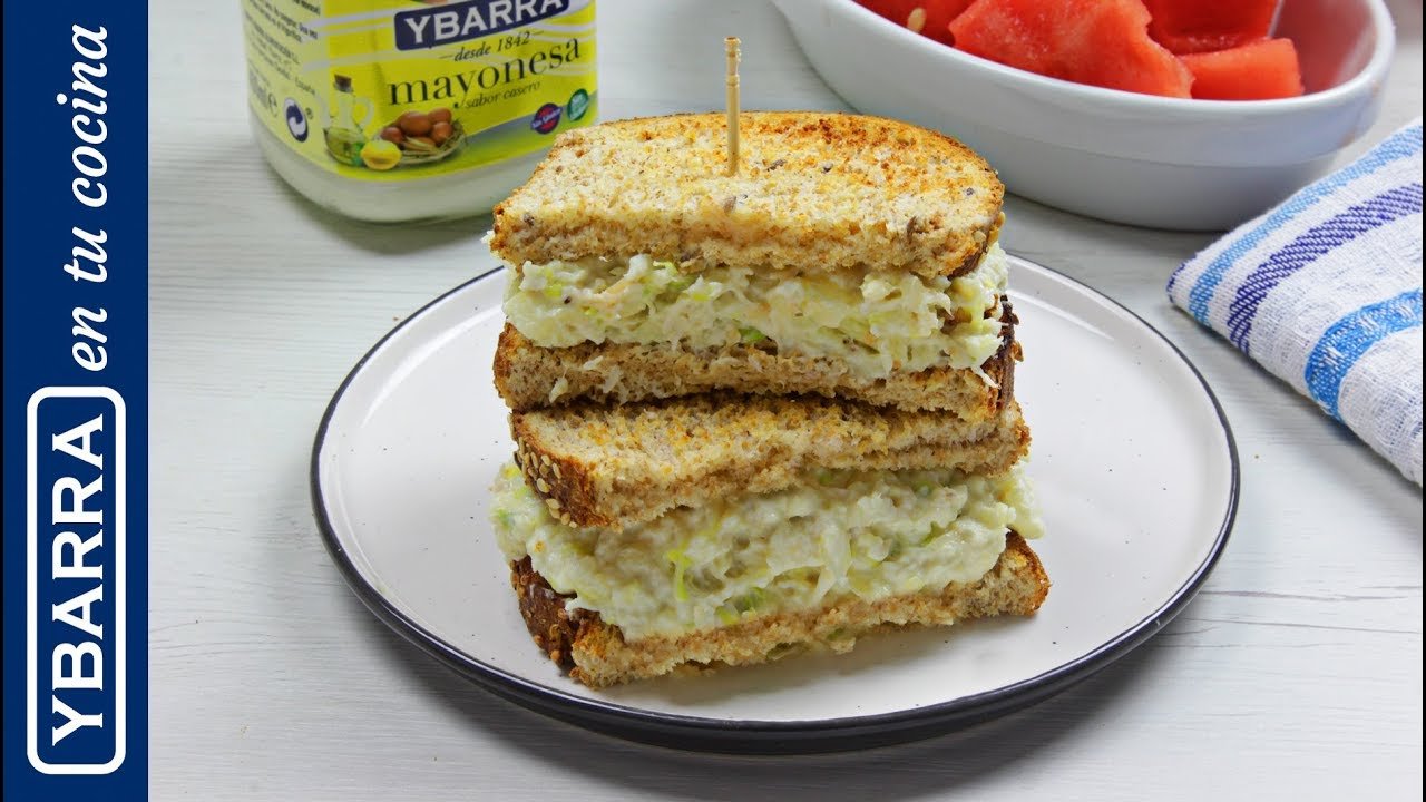 Sándwich de ensalada de pollo