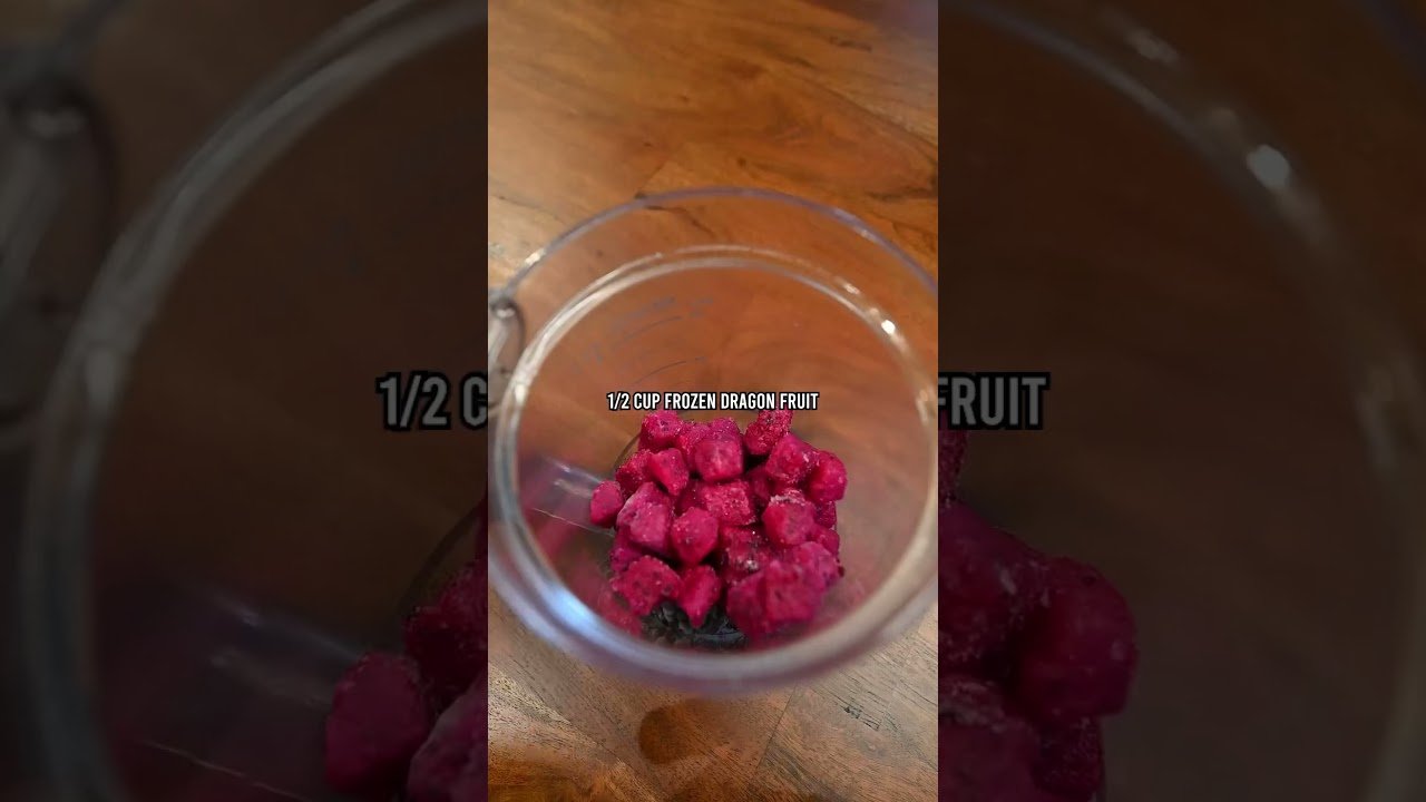 Smoothie bowl de frutos rojos y fruta del dragón