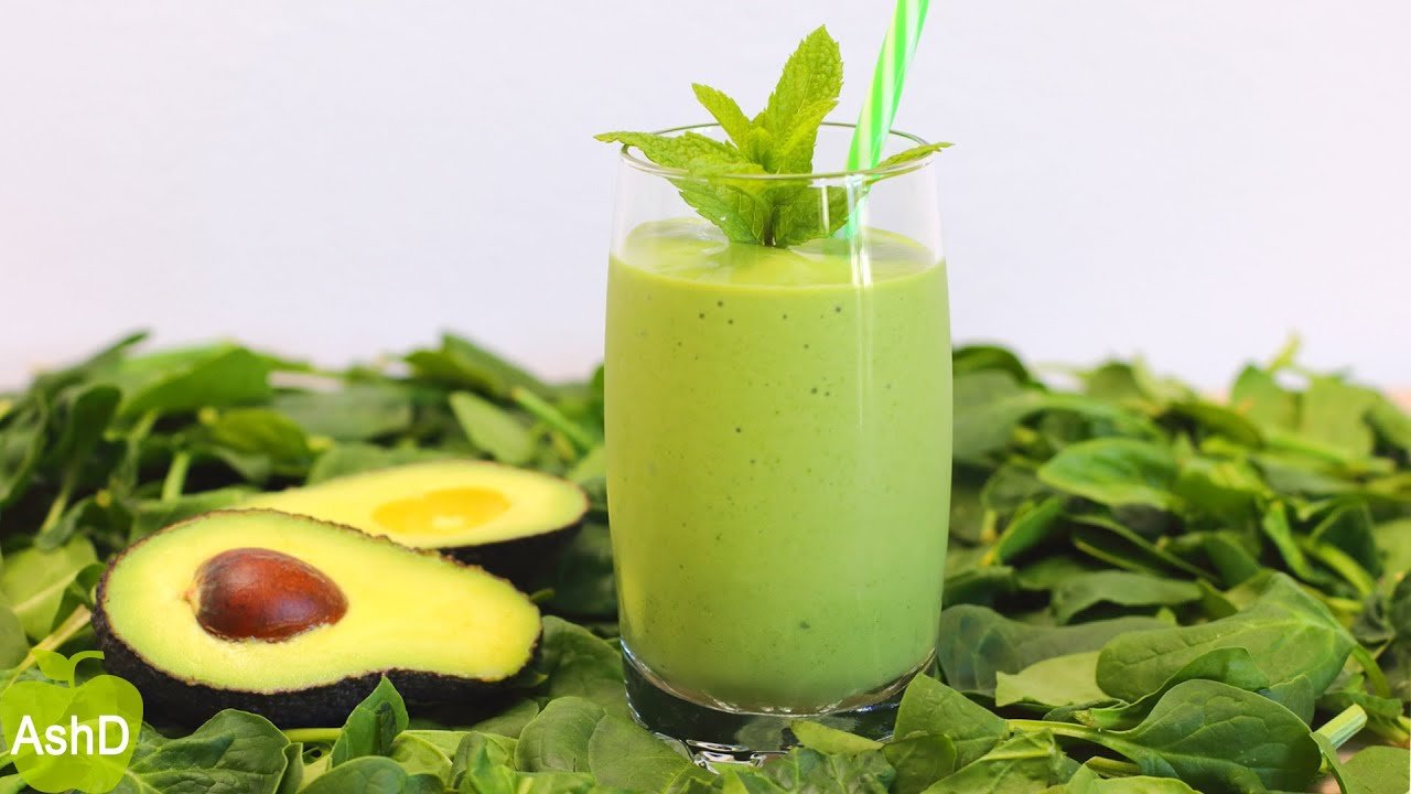 Smoothie verde de espinacas y aguacate