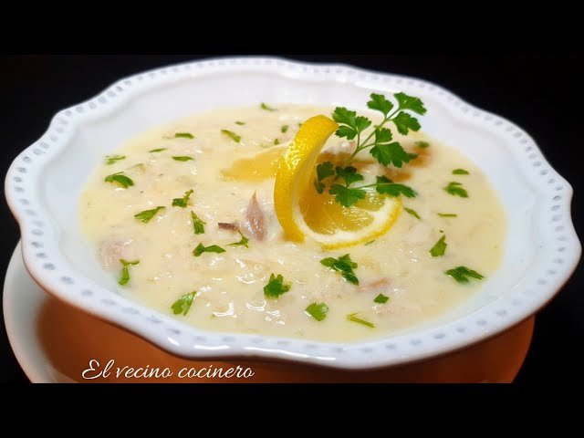 Sopa de pollo con limón