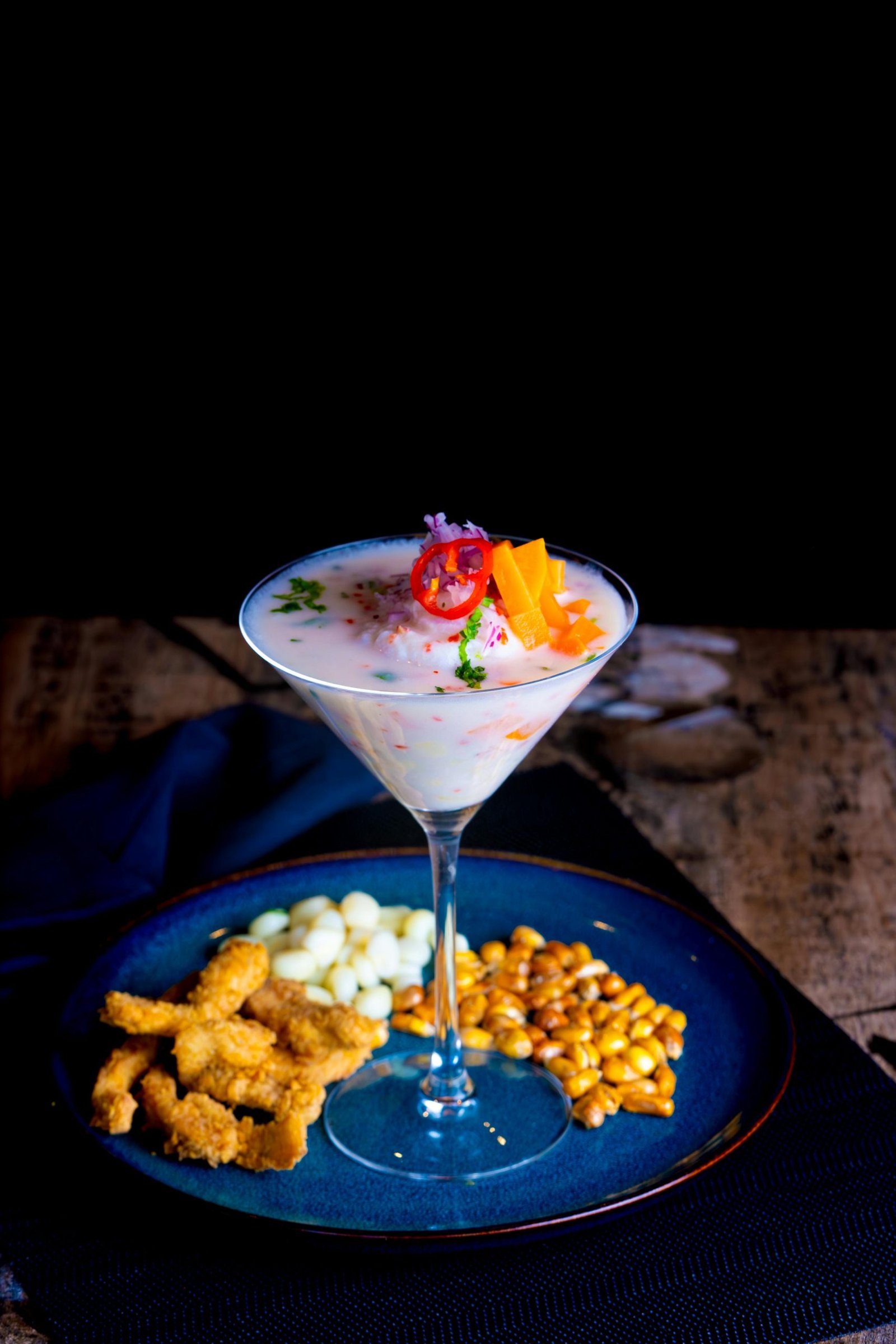 Leche de Tigre Peruana servida en copa cocktail tipo martini, presentación elegante y tradicional