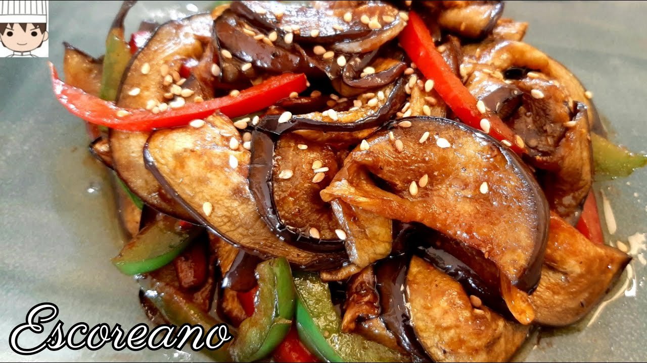 Berenjena salteada con tomate y albahaca