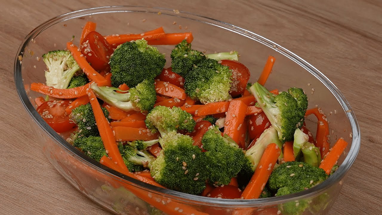 Ensalada de brócoli al vapor con vinagreta