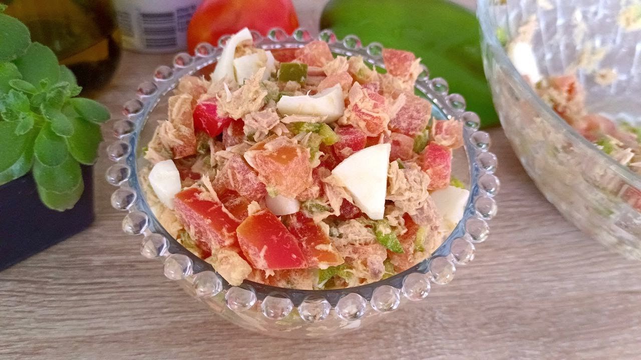 Ensalada de tomate con atún y huevo