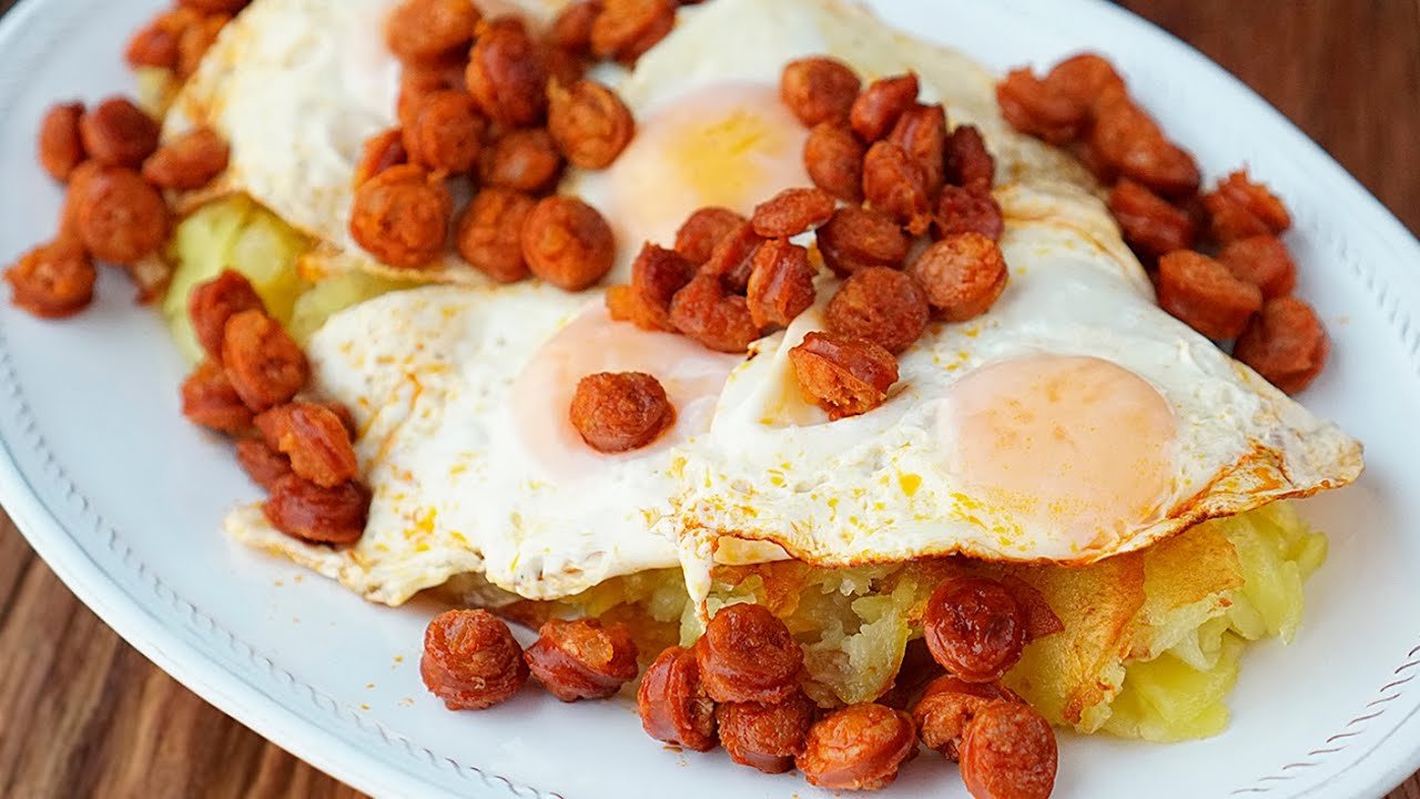 Huevos rotos con chistorra