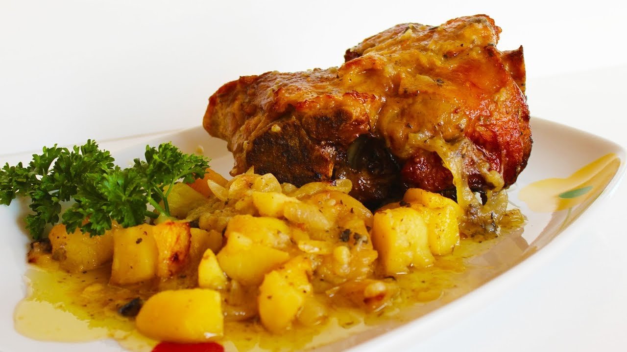 Receta de Codillo al horno con patatas y cebolla