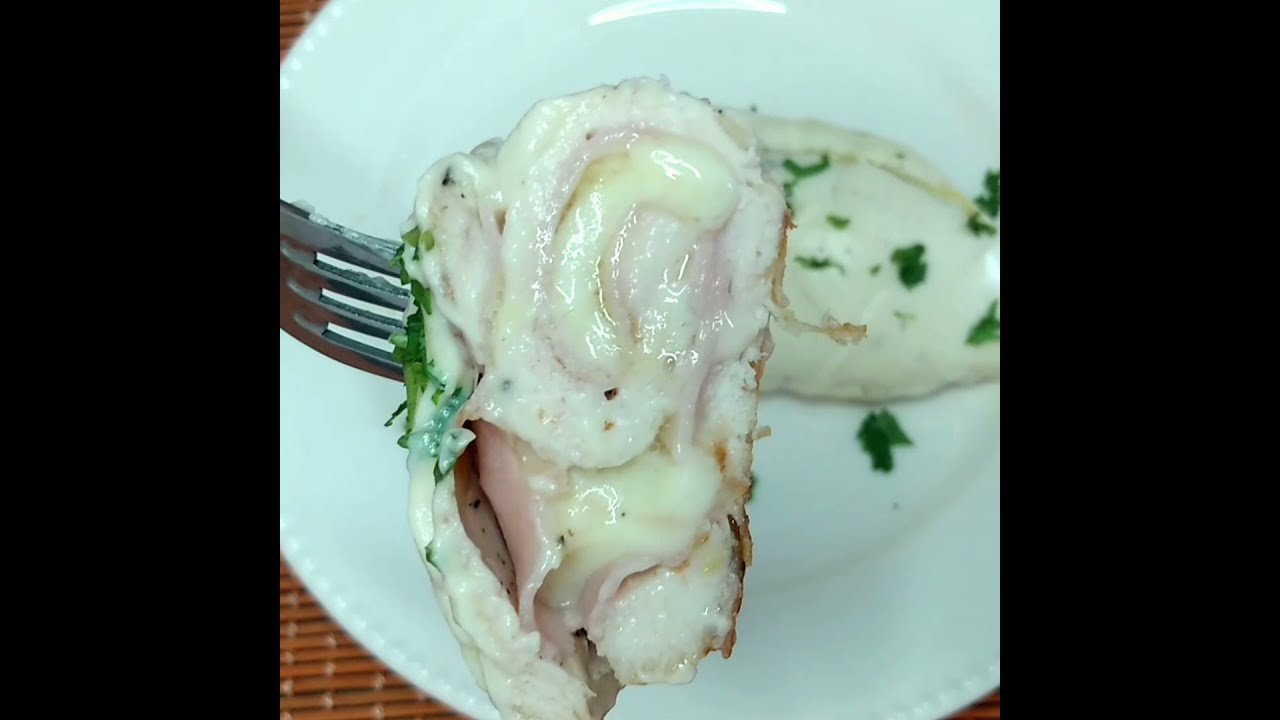 Receta de Pechuga de pollo rellena de jamón y queso en salsa blanca