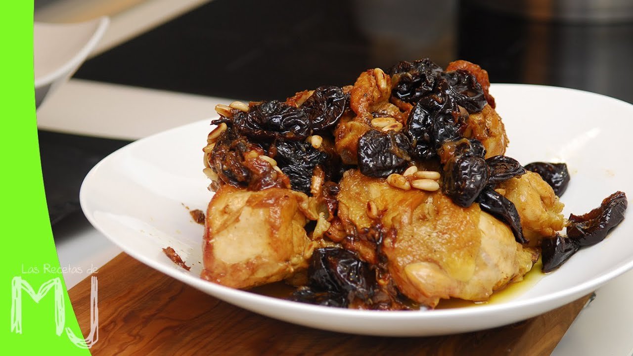 Receta de Pollo rustido con ciruelas y piñones