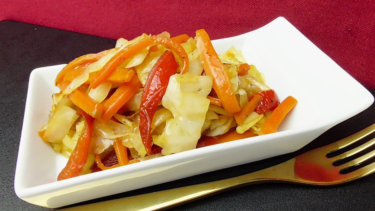 Repollo salteado con tomate y albahaca