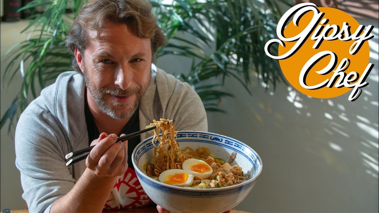 Sopa de fideos ramen con huevo